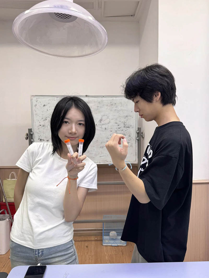 【科學(xué)遇見(jiàn)藝術(shù)】新華學(xué)子用DNA打造“基因手環(huán)”